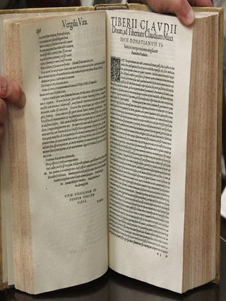 P. Virgi=// lii Maronis Bv=// colica Georgica et Aeneis , nunc cum ve //ris commentariis Tib. Donati et Servii // Honorati summa cura editis, et diligen=// ter emendatis: quorum castigationem & no=//vitatem sequens perstringit epi=// gramma. Hospes. bibliopola.// ... Accesserunt his Ioannis Hartungi annotationes in libros Maronis Ae= // neidos, diligenti cura ab ipso authore collectae. // Item Bonfinis super locum quendam Aeneid. lib. 4. ubi In pro // Et, incuria quadam sibi positum videtur. // Cum indice duplici, Donati videlicet et Servii Honorati altero: summa cu= // ra & fide ab eodem Fabricio collecto. // Basileae.