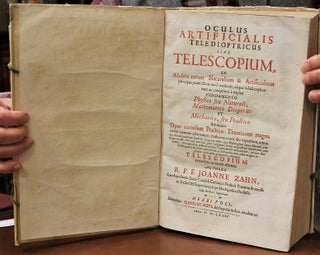 Oculus // artificialis // teledioptricus // sive // Telescopium, // ex // Abditis rerum Naturalium & Artificialium // principiis protractum nova methodo, eaque solida explica- // tum ac comprimis e triplici // fundamento // Physico seu Naturali, // Mathematico Dioptrico // ET // Mechanico, seu Practico // stabilitum. // Opus curiosum Practico-Theoricum magna // rerum varietate adornatum, multorum votis diu expetitum, omni-// bus Artium novarum studiosis perquam utile: quo Philosophiae atque Mathesi prae-// sertim mixtae, nec non universo pene hominum statui amplissimis adjumentis con-// sulitur ; nova plurima abstrusa curiosa Technasmata recluduntur , ipsaque Ars // Telescopiaria facillime addiscenda, ac sumptibus non adeo magnis in // praxin adducenda proponitur, adeoque // Telescopium // ex tenebris in lucem asseritur. // Authore // R. P. F. Joanne Zahn, // Carolopolitano Sacri Candidi Canonici Ordinis Praemonstratensis // in Cella DEI Superiore propre Herbipolim Professo. Cum Facultate Superiorum. // Herbipoli, // Sumptibus Quirini Heyl, Bibliopolae Aulico-Academici. //Anno M DC LXXXV.